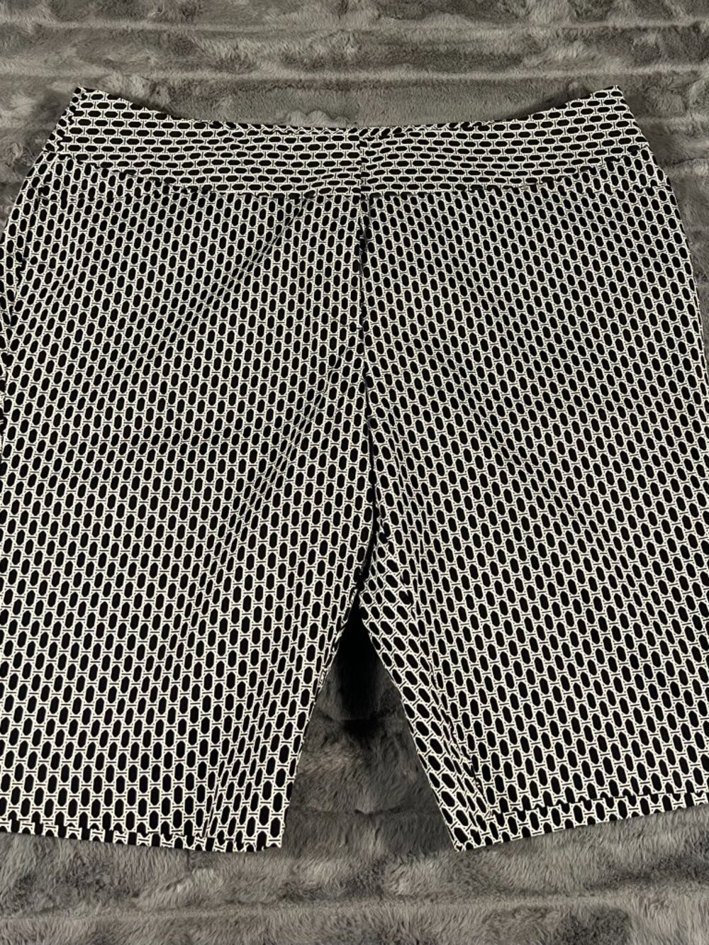 Worthington Woman’s Modern Fit Black and White Bermuda Shorts Size 16 Petite